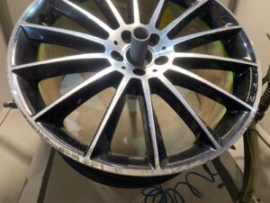 Felge wird mattiert zum lackieren